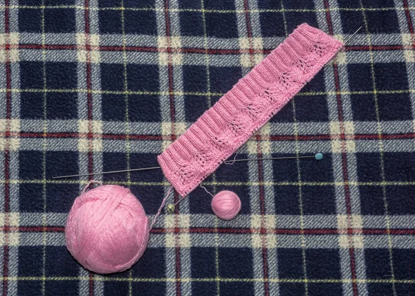 格子格子上的纱线和针织针织产品 — 图库照片