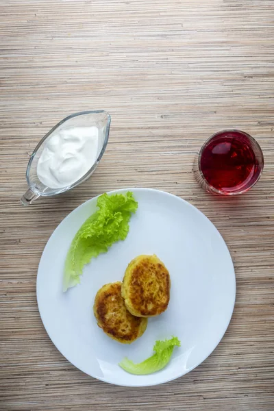 Healthy Dish Potato Patties Lettuce Sour Cream Juice — Stock Photo, Image