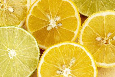 Limon ve kireç dilimleri ferahlatıcı narenciye arka plan