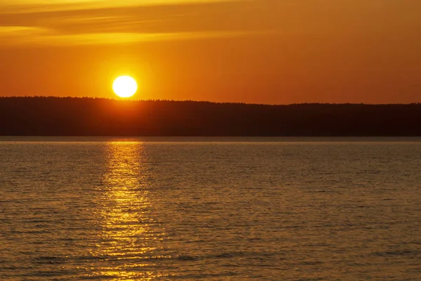 在黎明时湖面上的鲜艳日出 — 图库照片