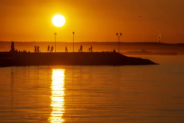 Silhouette Persone Godono Pittoresco Tramonto Estivo Sul Lago — Foto Stock