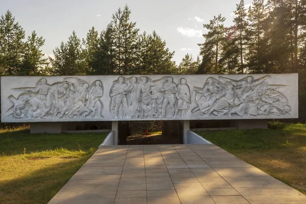 ベラルーシのベラルーシのパルチザンに捧げられた記念碑のバスレリーフ — ストック写真