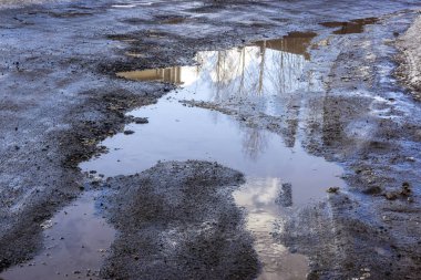 Çukurlar ve göletlerde bahar günü olan kötü yol