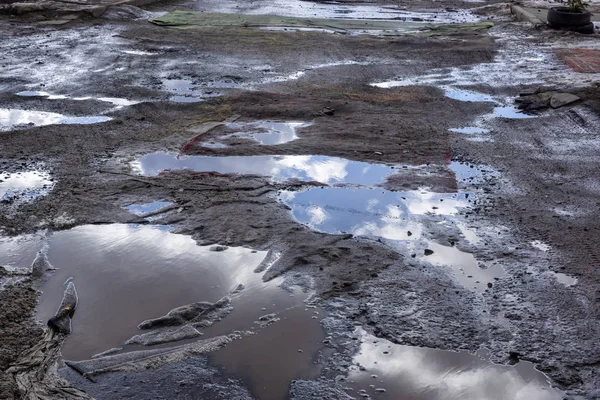 Gropar Och Vattenpölar Fruktansvärda Road Täckt Med Gamla Mattor Våren — Stockfoto