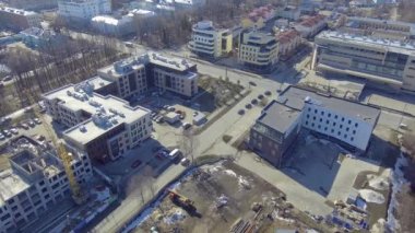 İlkbahar sabahı şehir merkezinde kavşakta trafik ve geri hareket