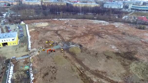 Luftutsikt Över Stadens Ödemarker Med Bulldozers Och Grävare Där Stora — Stockvideo