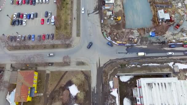 Kreuzungsverkehr Der Innenstadt Mit Baustelle Und Parkplätzen — Stockvideo