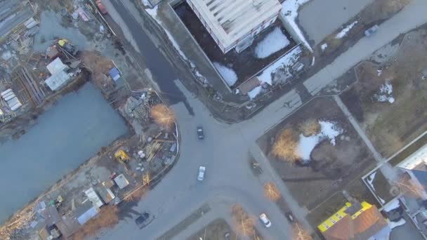 建筑工地附近市中心十字路通的鸟瞰图 — 图库视频影像