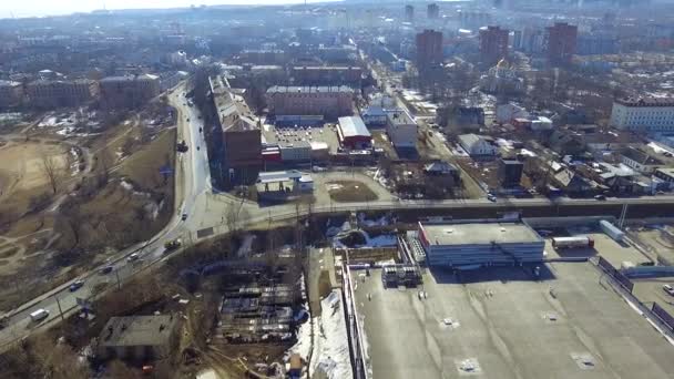 阳光明媚的春天早晨 在市中心的十字路口的汽车交通鸟瞰图 — 图库视频影像
