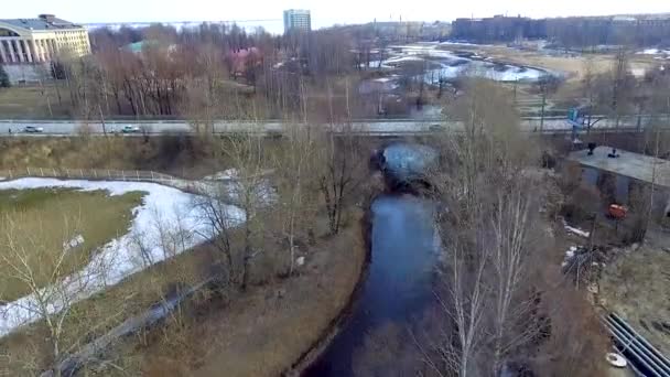 Luftaufnahme Des Autoverkehrs Der Stadt Über Brücke Und Fluss — Stockvideo