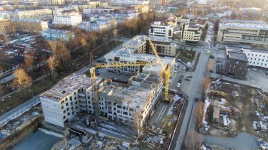 Şehir merkezinde binanın şantiyevinçlerin havadan görünümü