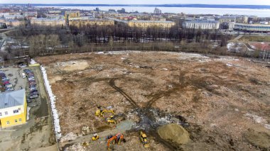 Büyük eski bitki olduğu buldozerler ile şehrin çorak havadan görünümü