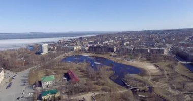 Riverside şehir parkının havadan panoraması, ileri uça