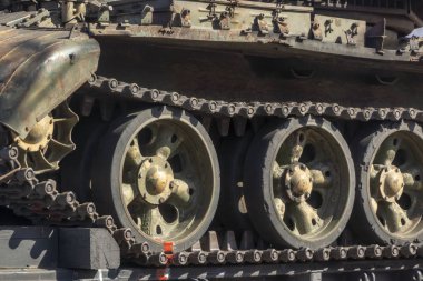 Savaş tankı tekerleklerinde tırtılların tepe izleri