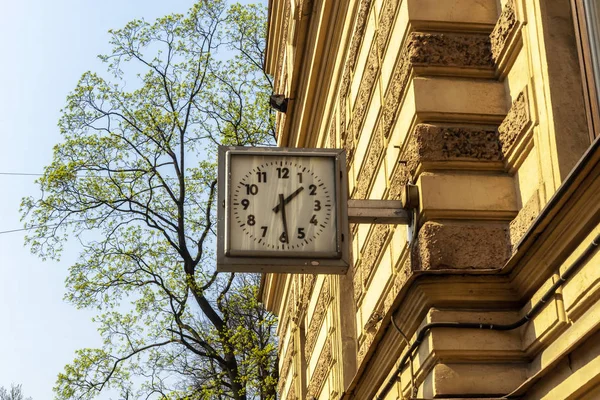 Street Clock Old Building Spring Afternoon — Stock Photo, Image