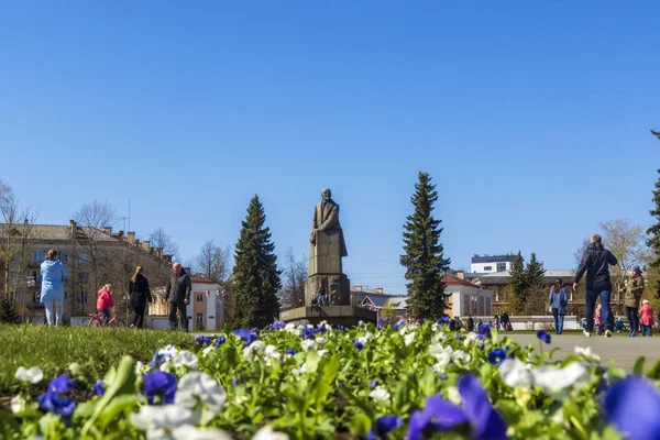 Granitdenkmal Für Wladimir Lenin Und Blumen Auf Dem Stadtplatz — Stockfoto