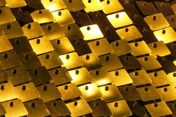 Goldene Metallplatten Glitzern Den Strahlen Der Hellen Sonne Hintergrund — Stockfoto