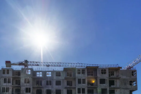 Краны Строительной Площадке Фоне Солнечного Голубого Неба — стоковое фото