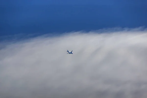 Passenger Aircraft Sky Backdrop Huge Cloud — Stock Photo, Image