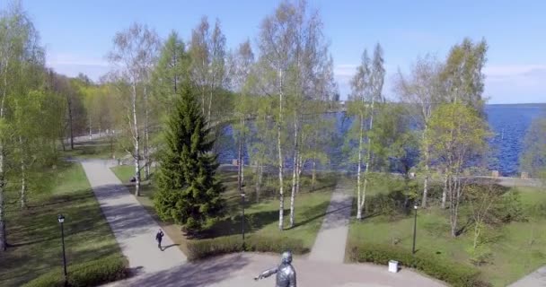 飞过防渗石雕像到美丽的城市景观湖堤 — 图库视频影像