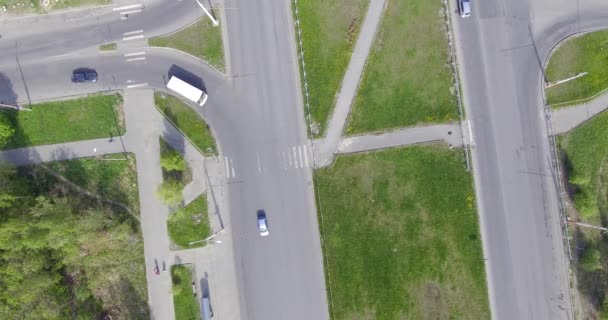 มมองทางอากาศของการเคล อนไหวของรถยนต บนถนนเป ดในเม — วีดีโอสต็อก