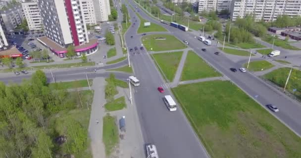 在市区上空空中起飞 宽阔的汽车路和绿色草坪 — 图库视频影像