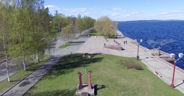 Antenn Panorama Vacker Strandpromenad Med Moderna Konst Skulpturer — Stockvideo