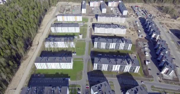 Vlucht Stadsdistrict Van Nieuwe Goedkope Residentiële Hoogbouw — Stockvideo