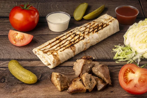 Comida Rápida Para Llevar Pan Pita Con Verduras Frescas Cerdo — Foto de Stock