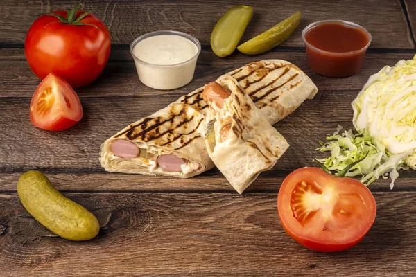 Comida Rápida Para Llevar Pan Pita Con Verduras Salchichas — Foto de Stock