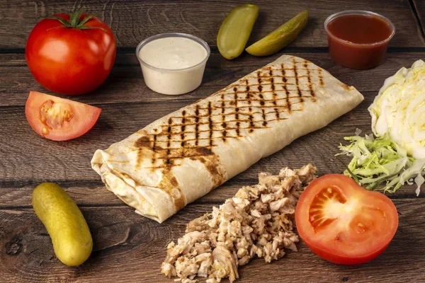 Afhaalmaaltijden Fast Food Pita Brood Zijn Verse Groenten Kip Saus — Stockfoto
