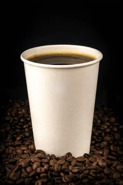 Кофе Бумажной Чашке Натуральных Кофейных Зерен Темноте — стоковое фото