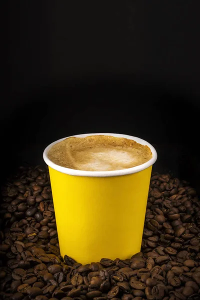 Кофе Капучино Бумажной Чашке Натуральных Кофейных Зерен Темноте — стоковое фото