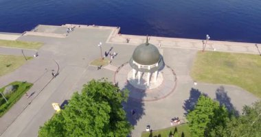 Göl dolgusu üzerinde rotunda etrafında süzülen hava