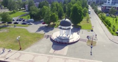 Gölün şehir dolguüzerinde rotunda geri uçan, havadan görünümü