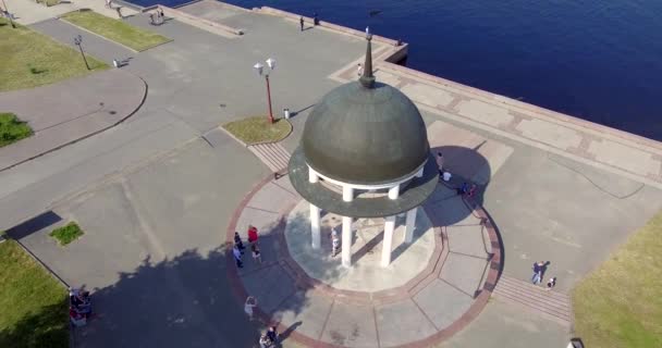 Fechar Voo Aéreo Torno Rotunda Sobre Aterro Lago Pessoas Repouso — Vídeo de Stock