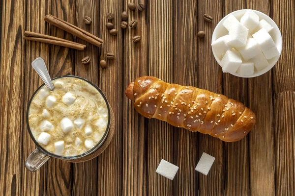 Süßer Kaffee Mit Marshmallows Und Zimt Und Wurstsemmel Mit Sesam — Stockfoto