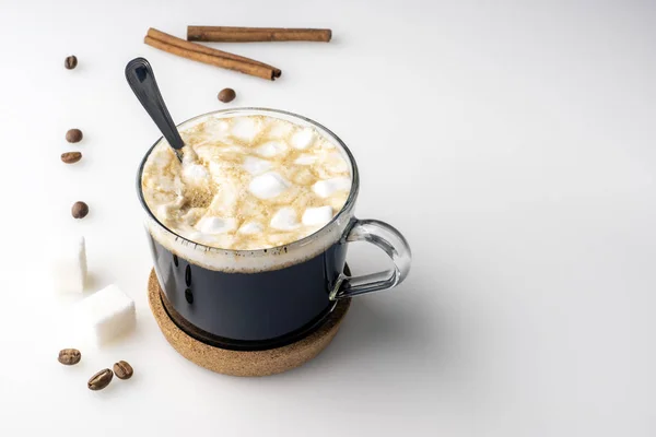 Xícara Café Cubos Suger Grãos Café Marshmallows Paus Canela — Fotografia de Stock