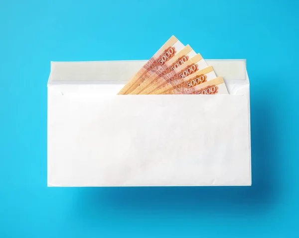Weißer Umschlag Mit Rubel Banknoten Auf Hellblauem Hintergrund — Stockfoto