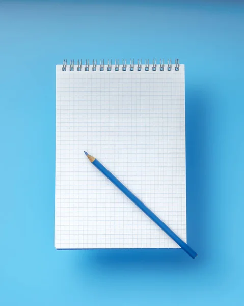 Notebook Prázdným Listem Papíru Modrou Tužkou — Stock fotografie