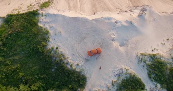 Retro Auto Drifts Zand Dust Clubs Uit Luchtfoto — Stockvideo