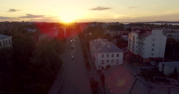 Miejski Ruch Uliczny Letnim Czasie Zachodu Słońca — Wideo stockowe