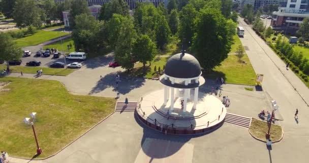 Rotunda Och Vandrare City Lake Embankment Antenn View — Stockvideo