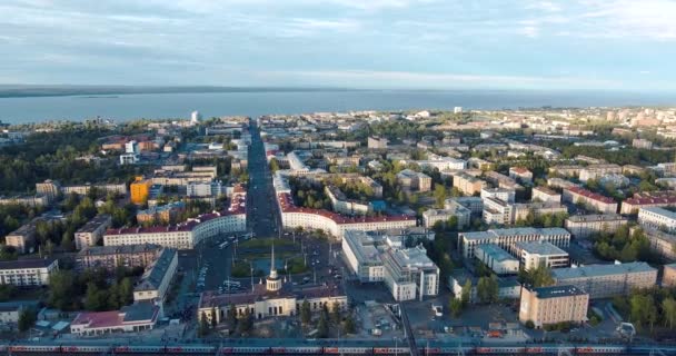 Luftaufnahme Vom Bahnhof Und Der Hauptallee Der Stadt Sommer — Stockvideo