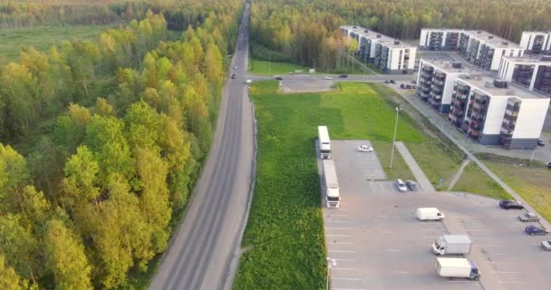 Bilar Stadens Utkanter Road Från Air View Sommaren Kväll — Stockvideo