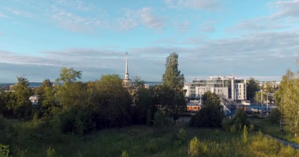 Sväva Upp Beskådar Järnväg Posterar Och Staden Sommarafton — Stockvideo