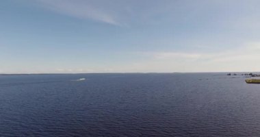 Yolcu hidrofil gemi açık göl suyu yelken havadan görünümü