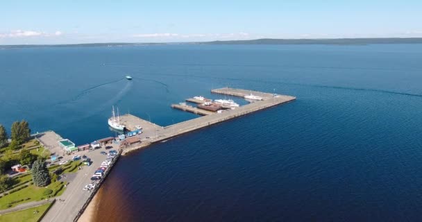 Vue Aérienne Navire Hydroptère Passagers Quitte Jetée Ville — Video