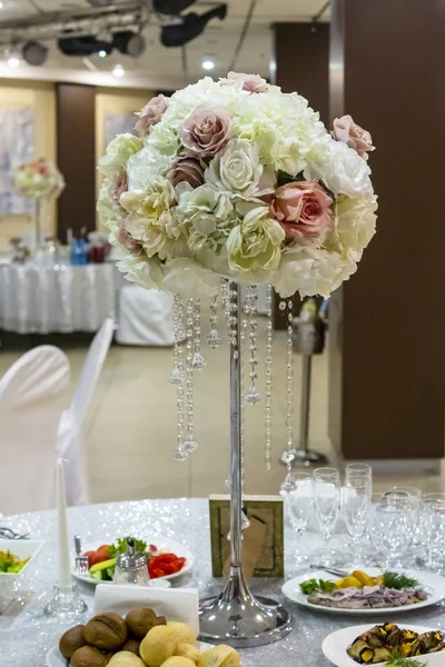Tavolo Sposa Splendidamente Decorato Nel Ristorante — Foto Stock
