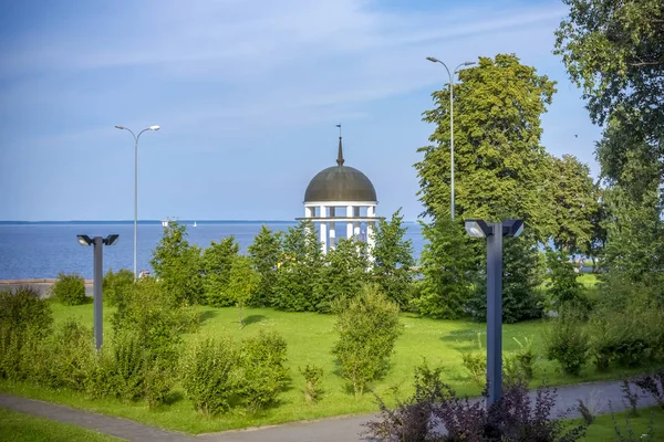 Rotunda City Embankment Lövverk Lake Shore — Stockfoto